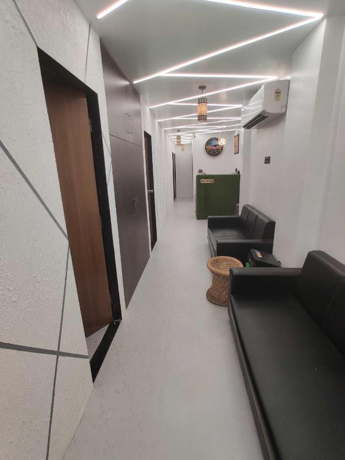 Oyo 91692 The You And Me Hotel Utrān エクステリア 写真