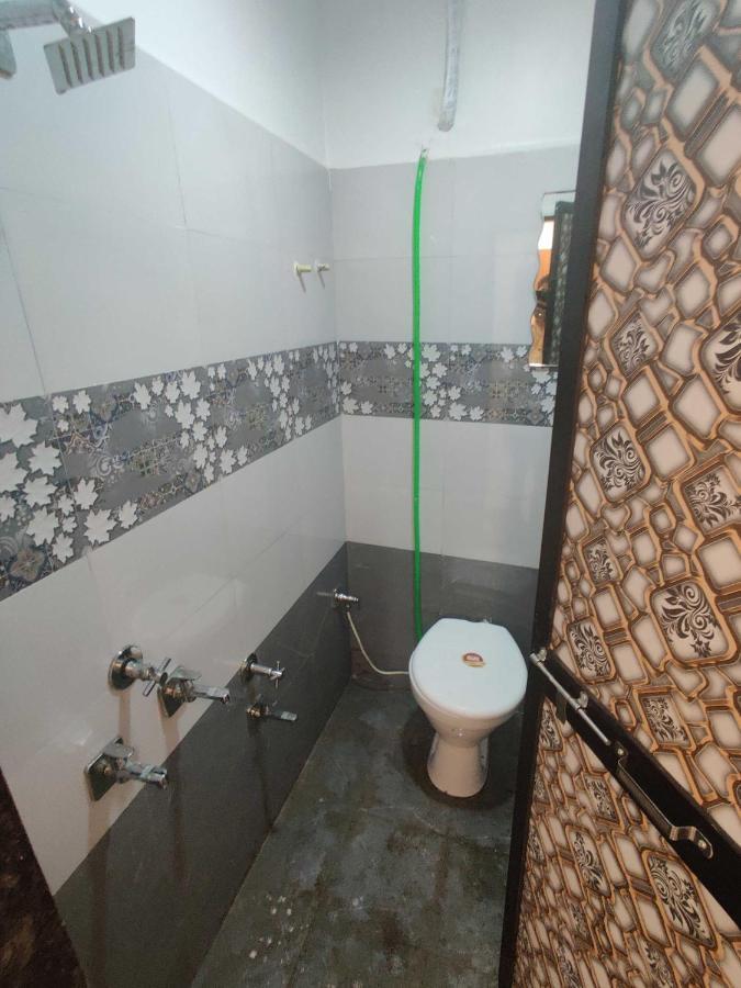 Oyo 91692 The You And Me Hotel Utrān エクステリア 写真